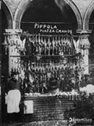 n. 387: Modena, Piazza Grande, bancarella della “pippola”, 1910 - 1915, Archivio Antonio Roganti (Fotomuseo Giuseppe Panini)