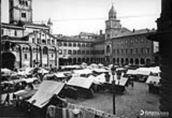 n. 418: Modena, Piazza Grande, bancarelle del mercato, 1925, Archivio Antonio Roganti (Fotomuseo Giuseppe Panini)