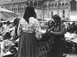 n. 1044: Modena, Piazza Grande, venditrici di stoffa, 1925, foto Orlandini (Fotomuseo Giuseppe Panini)