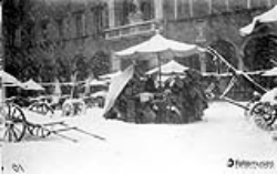 n. 3145: Modena, Piazza Grande, bancarelle sotto la neve, 1920, foto Orlandini (Fotomuseo Giuseppe Panini)